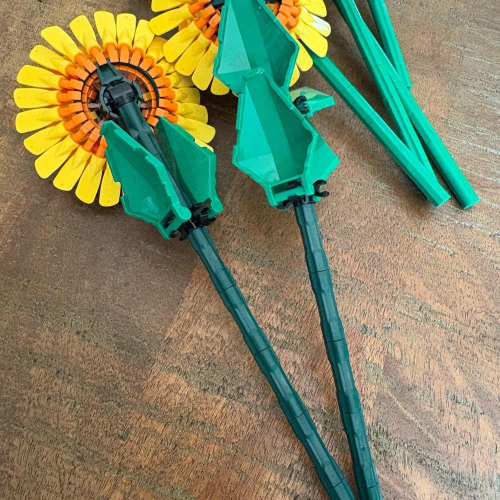 LEGO Botanical Collection Yellow and White Flowers - Picture 6 of 11